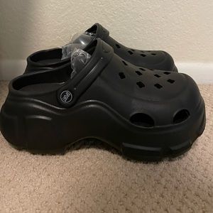 platform “crocs” with hello kitty charms